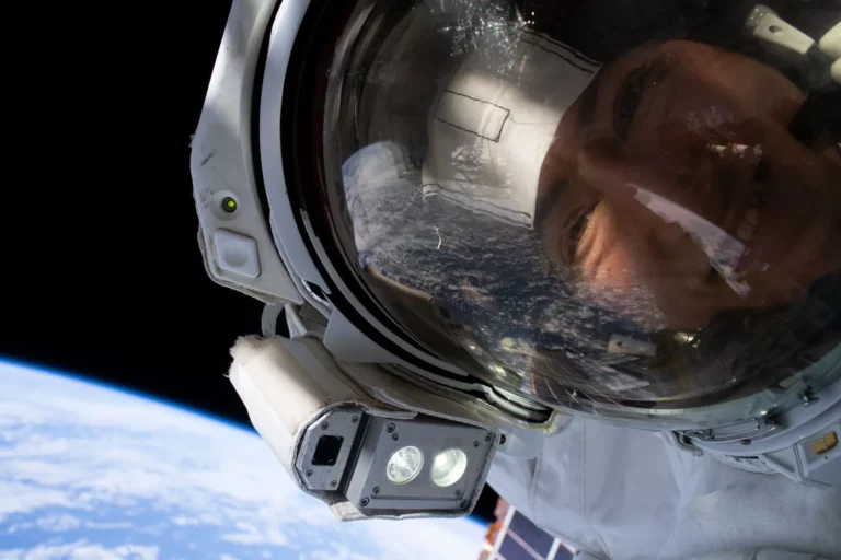 Christina Koch Astronot Perempuan dengan Pernerbangan Terlama di Angkasa